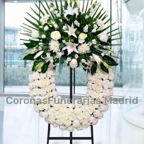 Corona de flores blancas para los difuntos de Madrid