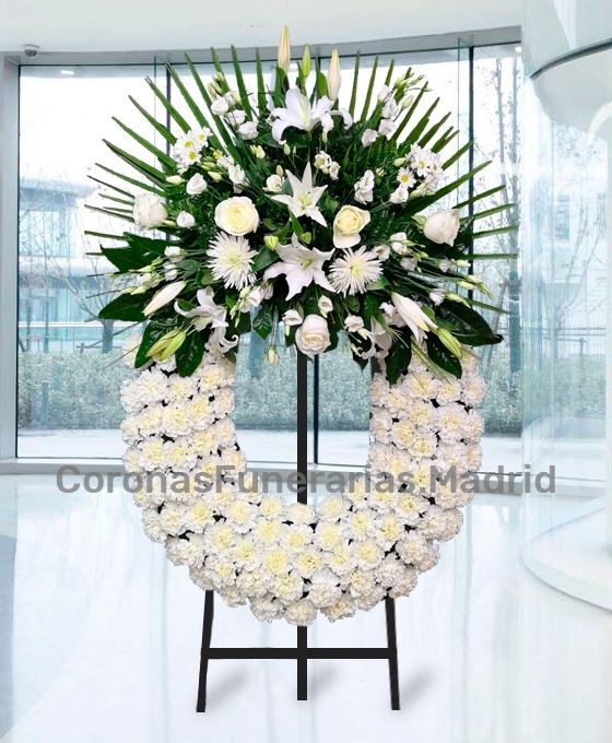 Corona de flores blancas para los difuntos de Madrid
